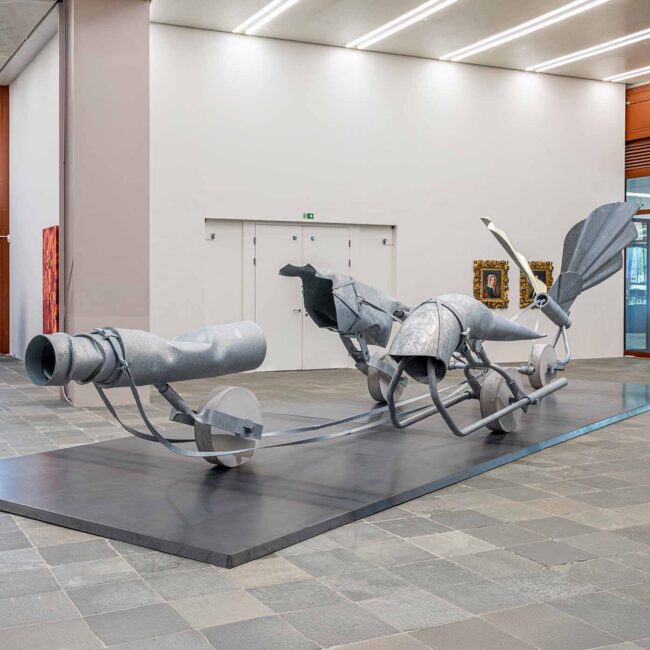 Großformatige Metallskulptur in Insektenform, Ausstellung Stellprobe Belvedere 21