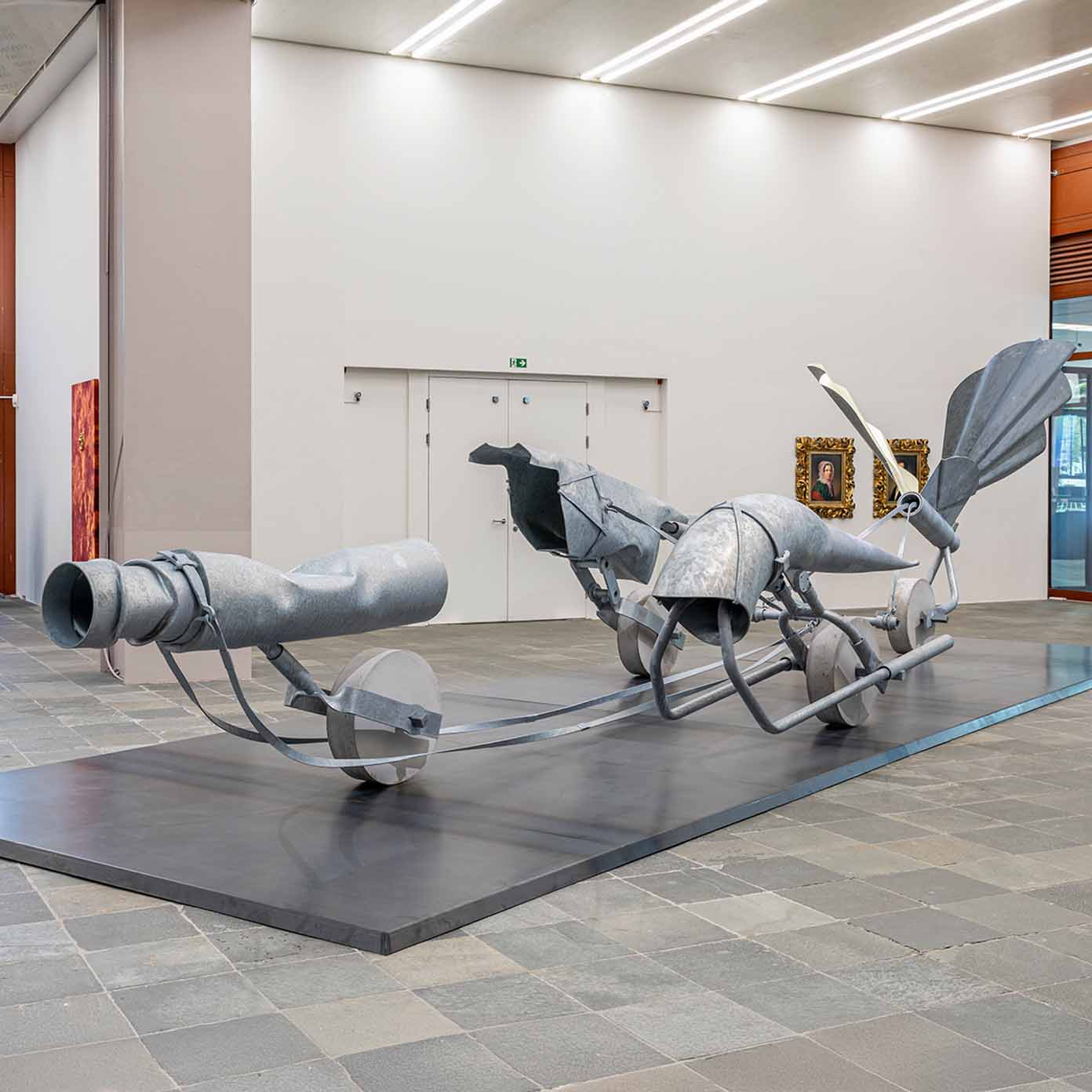 Großformatige Metallskulptur in Insektenform, Ausstellung Stellprobe Belvedere 21
